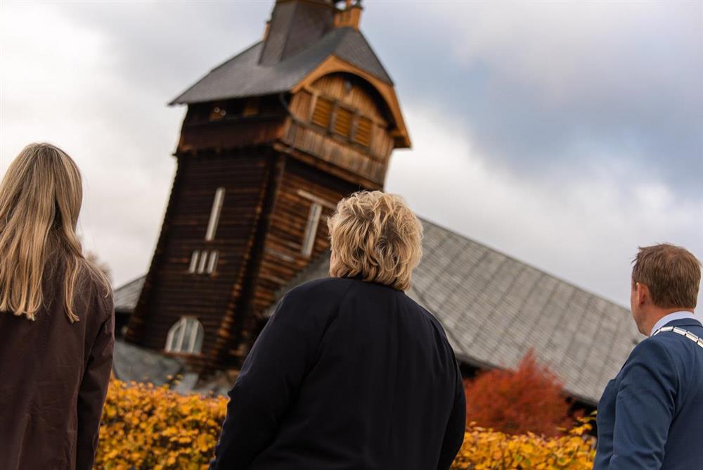 Åmot kirke - tegnet av Henrik Bull, bygget av laftet tømmer i dragestil,  vigslet i 1902. - Klikk for stort bilde