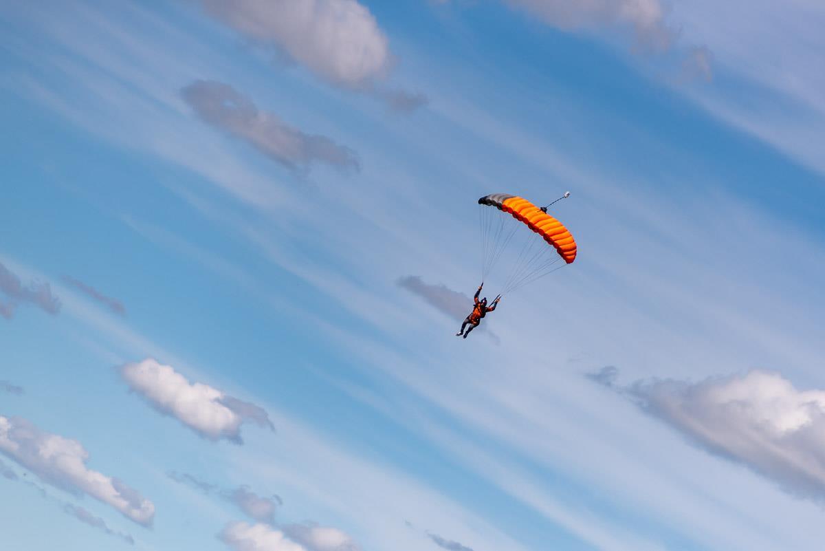 Hopp fallskjerm i Åmot - Klikk for stort bilde