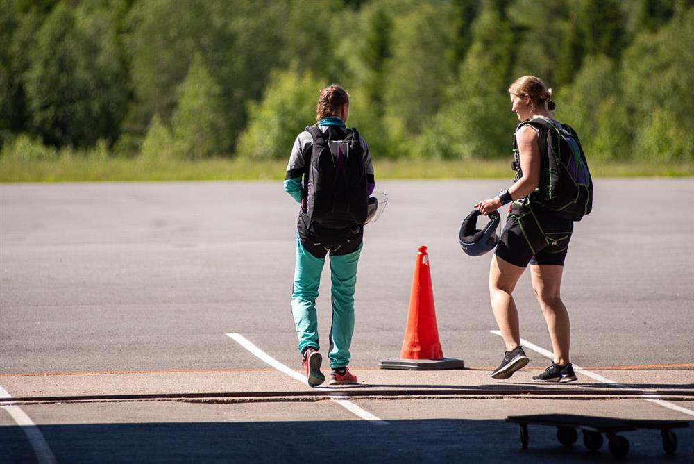 Klare for hopp i fallskjerm - Klikk for stort bilde