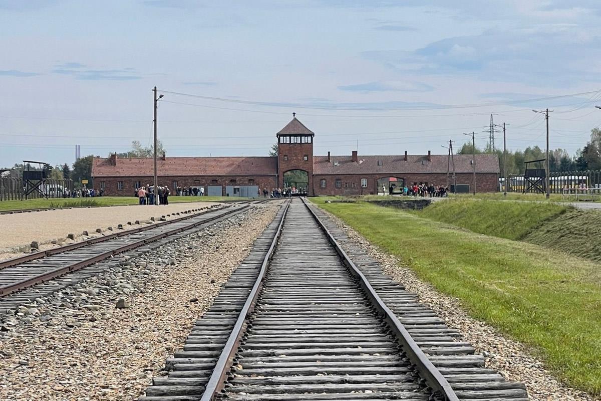 Elevene besøkte Auschwitz Birkenau. - Klikk for stort bilde